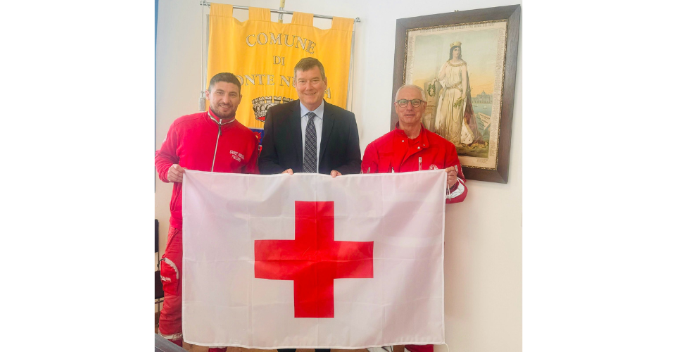 Consegna della bandiera della Croce Rossa Italiana